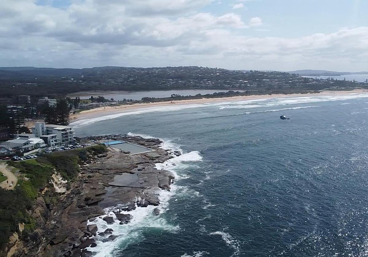 Una vista de dron de Long Reef Beach , luego de un incidente en el que un surfista murió tras ser atacado por un gran tiburón.