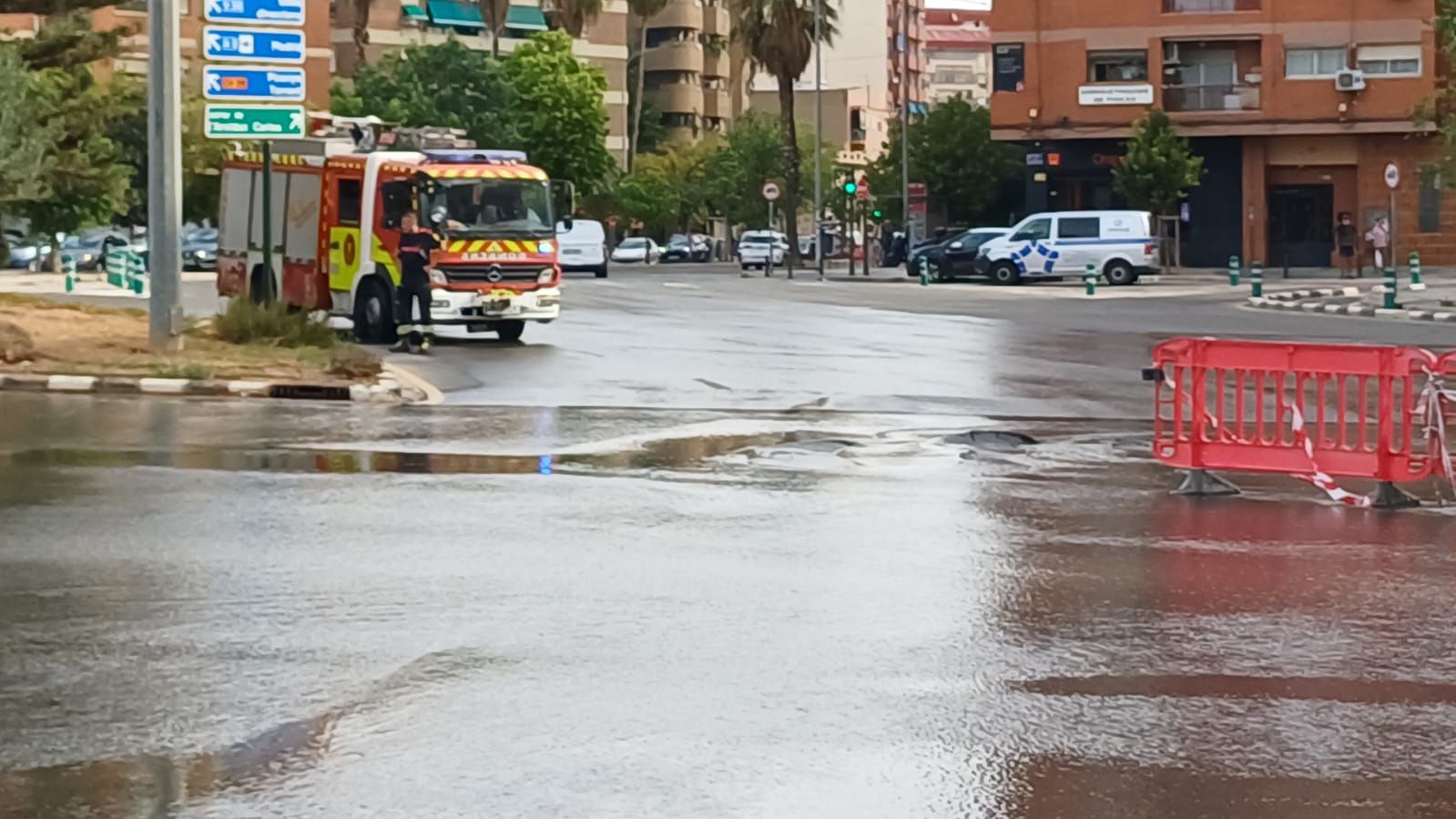 Rotura de la tubería en la calle Archiduque Carlos con la avenida Tres Cruces.