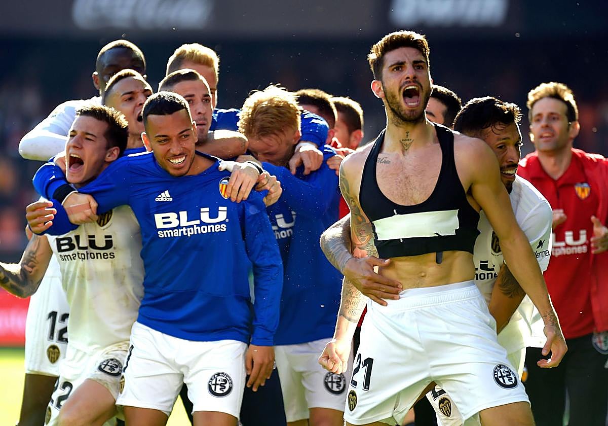 Cristiano Piccini, celebrando su gol al Huesca con el Valencia.