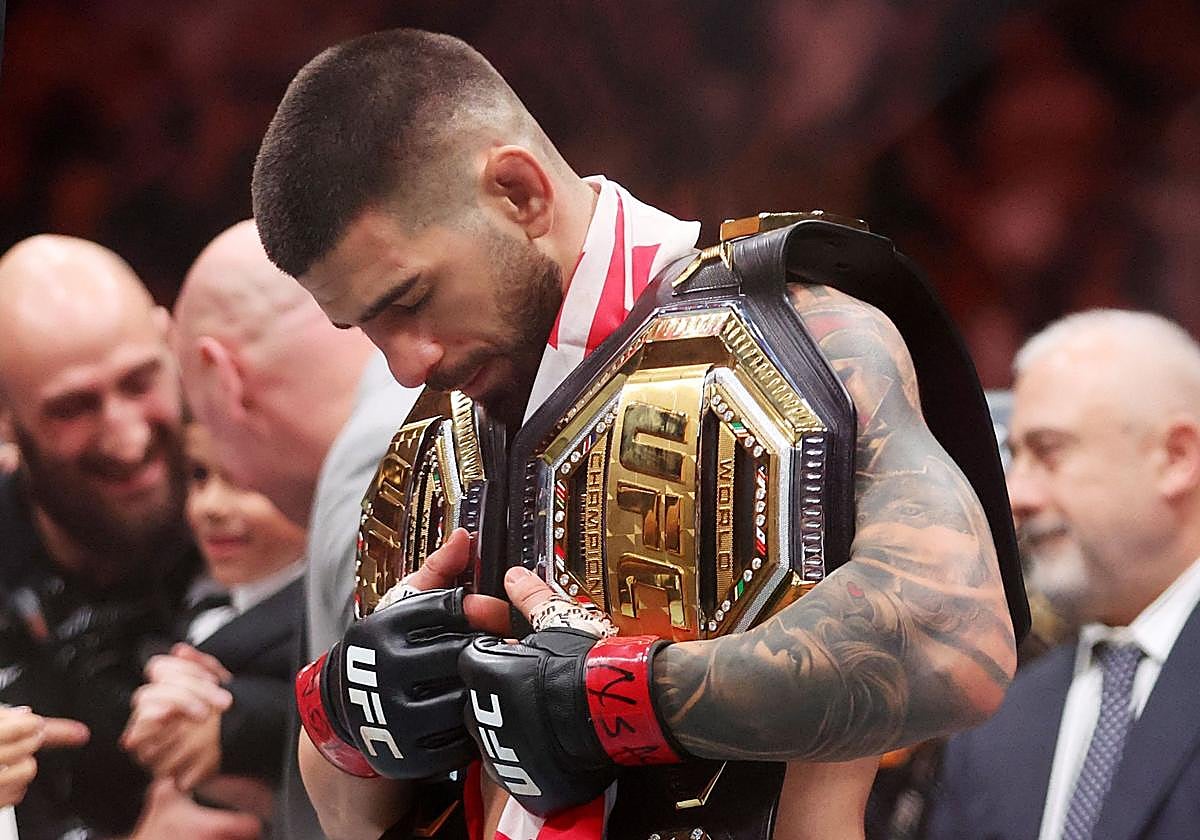 Ilia Topuria, con sus cinturones de campeón de la UFC.