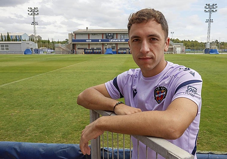 Jon Ander Olasagasti, posando en la Ciudad Deportiva del Levante en Buñol.