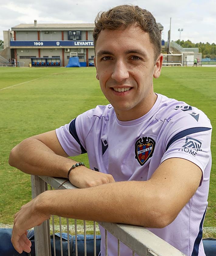 Imagen secundaria 2 - Jon Ander Olasagasti, posando para la entrevista con LAS PROVINCIAS.