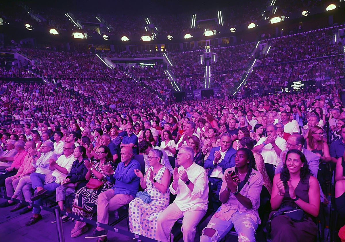 El público aplaude una de las actuaciones del concierto homenaje a Nino Bravo.