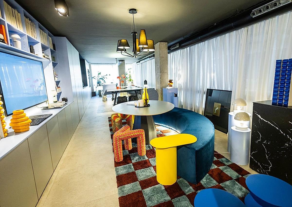 Imagen secundaria 1 - El estudio de Sigfrido Serra, lleno de color y de piezas únicas.