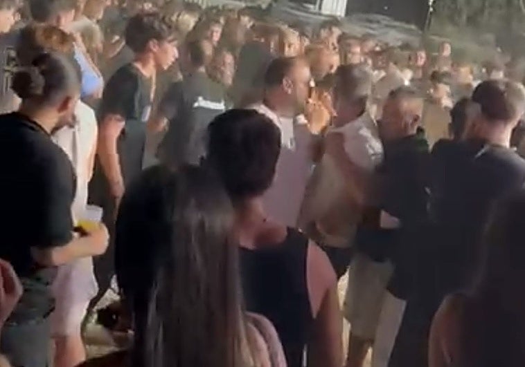 El concejal de Seguridad Ciudadana de Moncada tiene que ser sujetado tras el incidente.