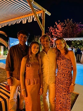 Ramón Biforcos y Salomé Corell, con sus hijos este verano.