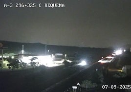 Carretera A-3 a la altura de Siete Aguas, este domingo por la noche.