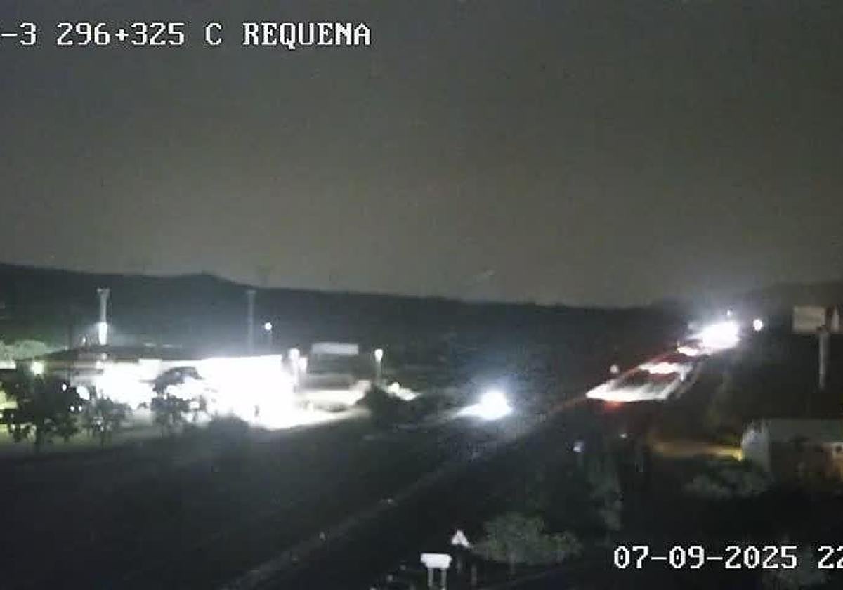 Carretera A-3 a la altura de Siete Aguas, este domingo por la noche.