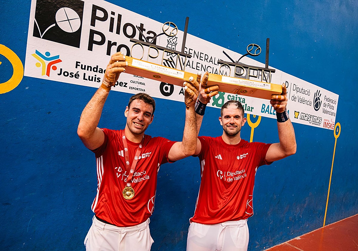 De la Vega y Álex, con el trofeo.