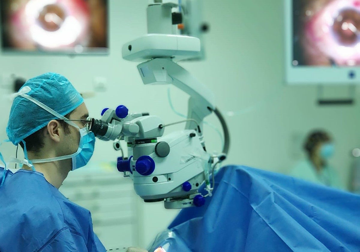 El doctor Enrique Alfonso, durante una intervención de cataratas.