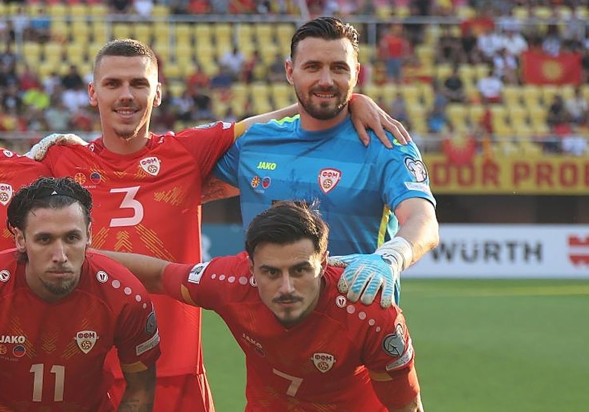 Stole Dimitrievski, de azul, con Macedonia del Norte.