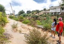 Junto al barranco, los vecinos de la calle 7, Elena y Ricardo.