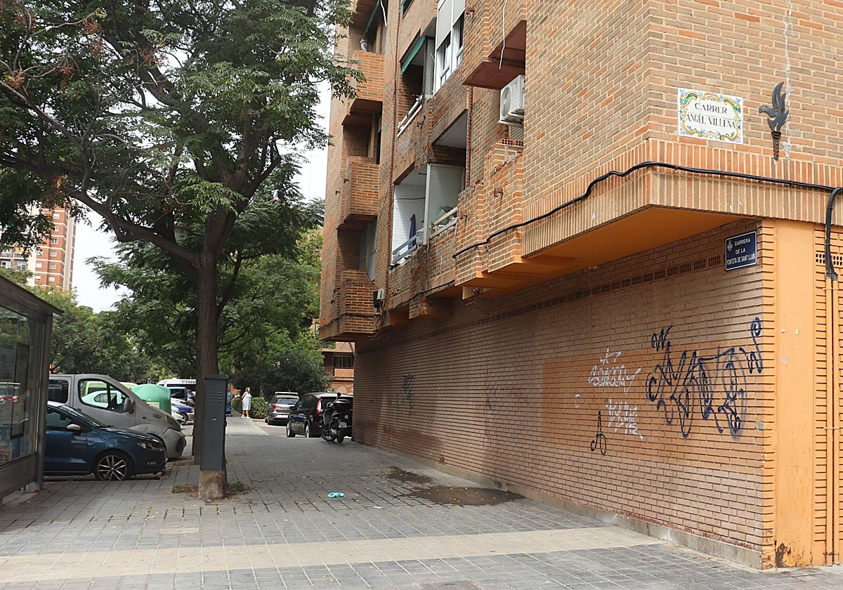El hombre falleció tras caer desde un tercer piso de esta finca de la calle Ángel de Villena de Valencia.