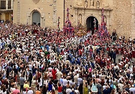 Muixerangas y bailes tradicionales rodean la imagen de la patrona en la entrada a la Basílica.