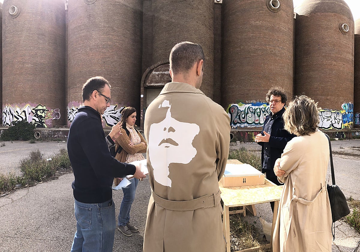El arquitecto autor del proyecto, durante una visita al solar de Bodegas Vinival.