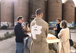 El arquitecto autor del proyecto, durante una visita al solar de Bodegas Vinival.