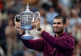 Alcaraz levanta el trofeo del US Open.
