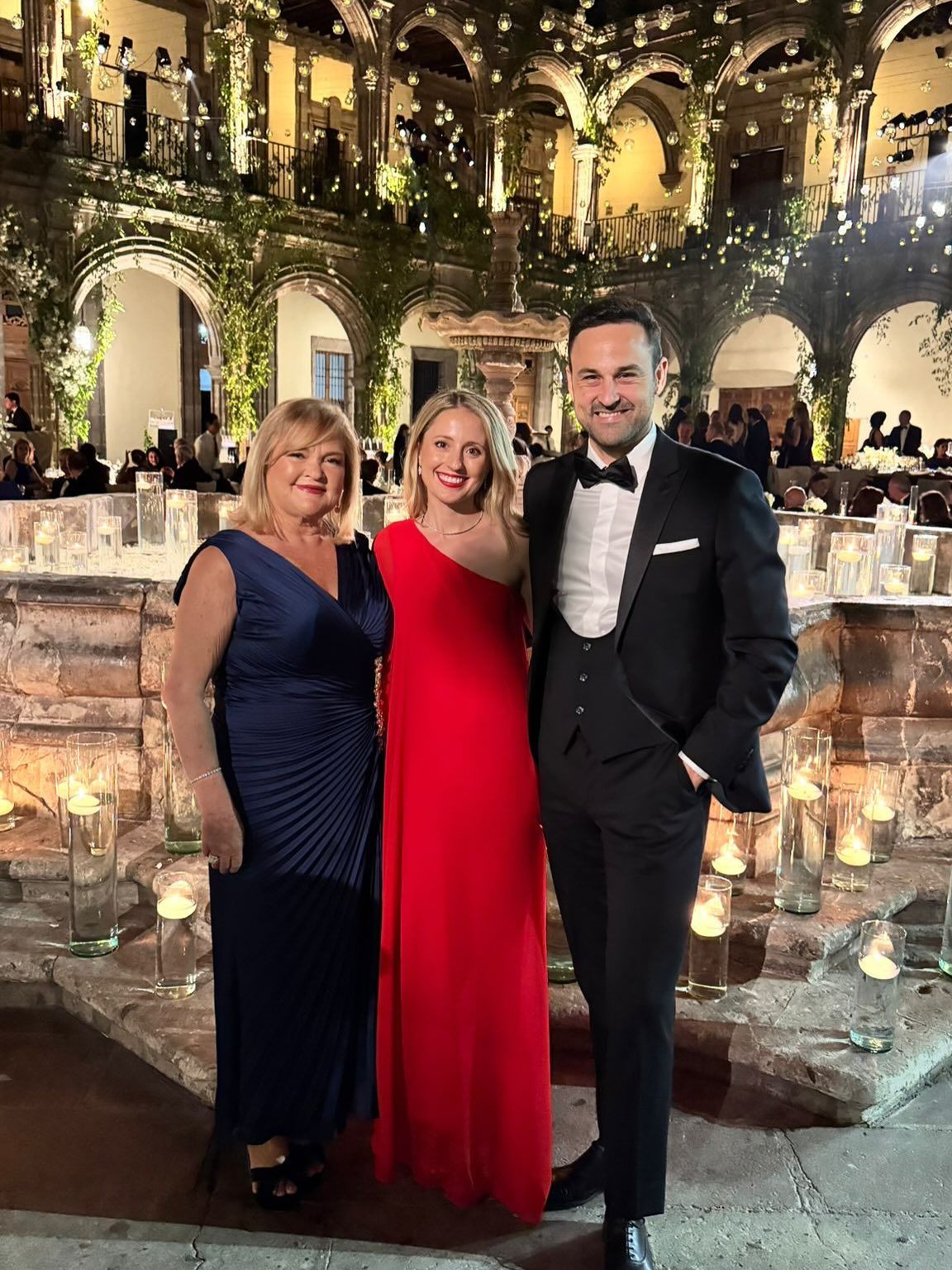 Carmen de Rosa, Carmen Sancho y Tomás Tórtola en una boda en México.