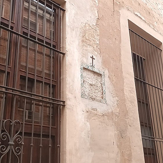 El hueco del panel cerámico robado en la fachada del antiguo hospital.