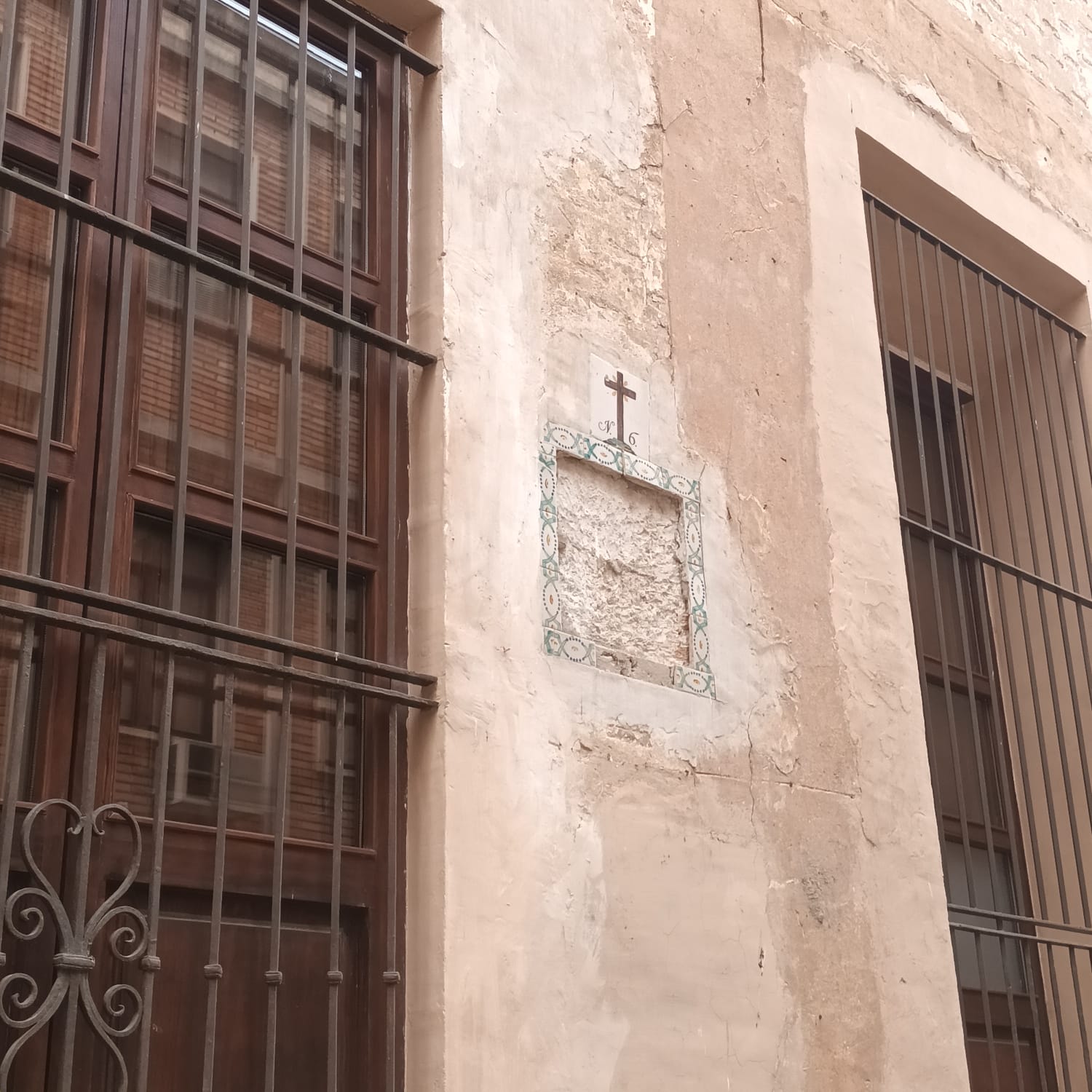 El hueco del panel cerámico robado en la fachada del antiguo hospital.
