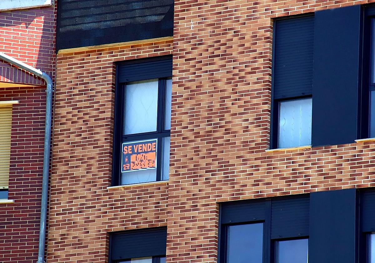 Venta de un piso en un edificio, imagen de archivo.