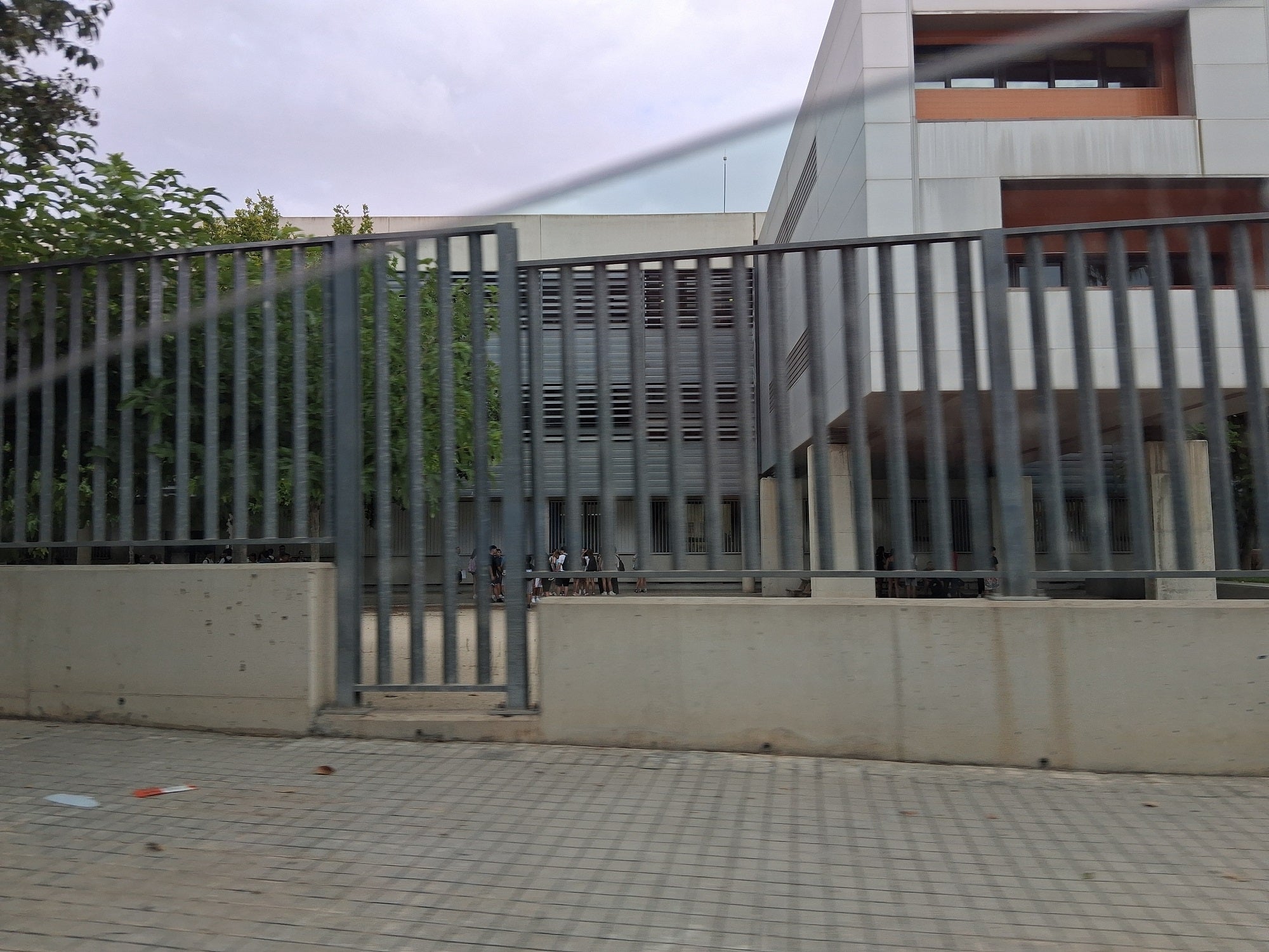Alumnado de la ESO en su primer día de colegio en el IES Simarro de Xàtiva.
