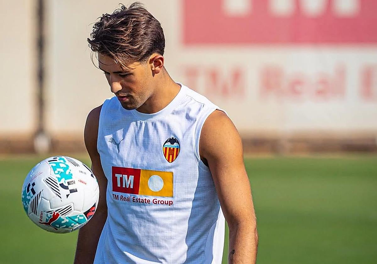 Jesús Vázquez, en un entrenamiento con el Valencia.
