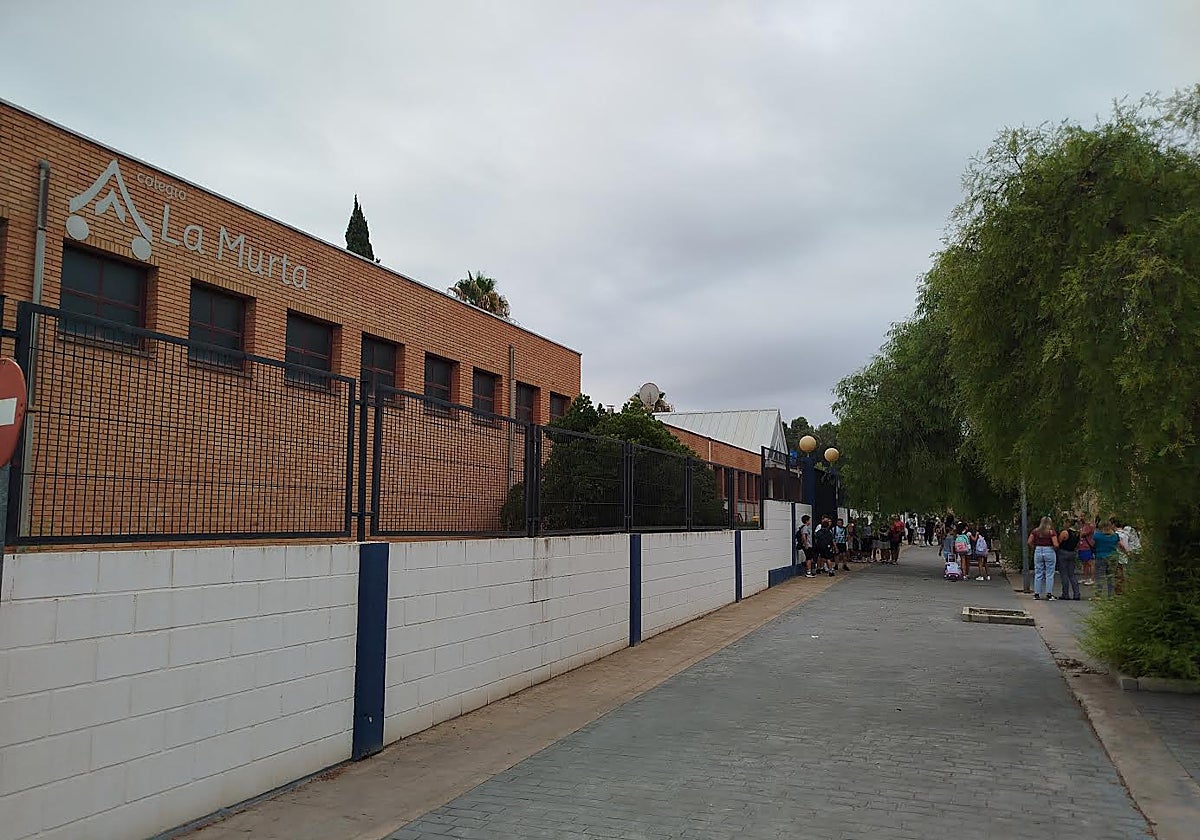 El colegio La Murta de Chiva, en la mañana del martes antes de abrir sus puertas.