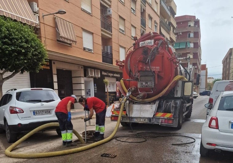 Albal refuerza la limpieza de alcantarillas ante la temporada de lluvias