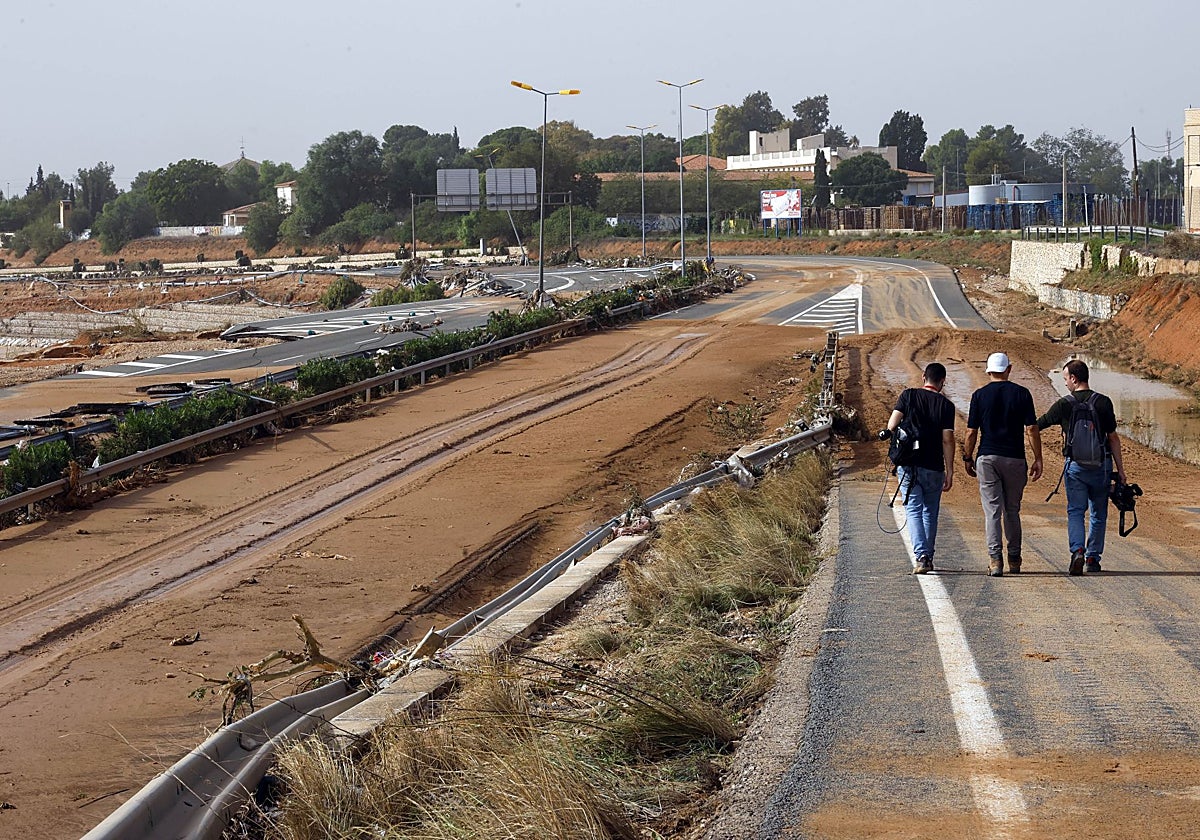 La vía rápida que une Alaquas, Aldaia y Torrent, destrozada por la dana.