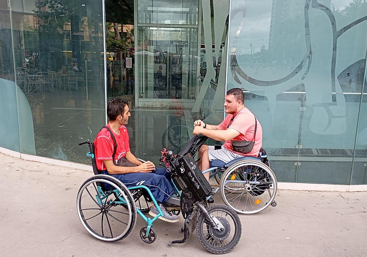 José Luis y Carlos, ayer junto a la estación Torrent Avinguda.