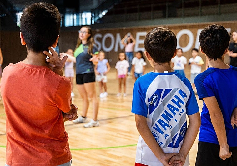 El polideportivo municipal de Alfafar acoge a alumnos de los colegios Rabisancho y Orba.