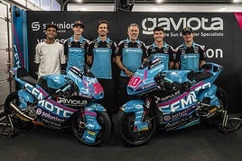 Aspar y Nico Terol (en el centro) con los pilotos.