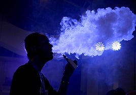 La Ley Antitabaco multará con 100 euros a los padres de los menores que vapeen