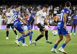 El Valencia tratará de seguir en Barcelona la senda buena tras ganar al Getafe.