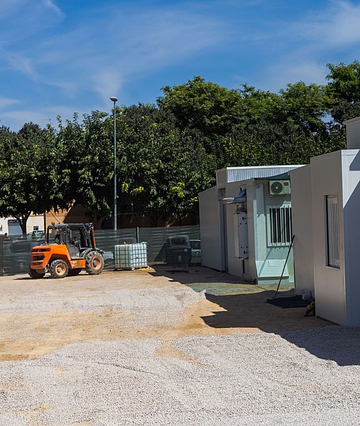 Imagen secundaria 2 - De arriba a abajo: pasillo de los barracones con mobiliario, aula prácticamente equipada y patio de Infantil. Las imágenes se corresponden a última hora de la mañana. 