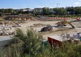 Trabajos en el parque del Turia en Riba-roja, ayer.