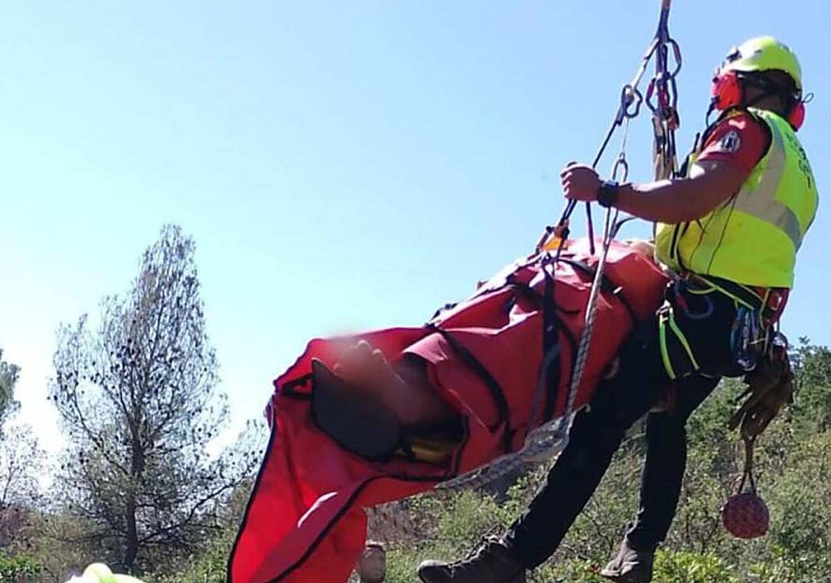 Bombero rescatando a uno de los heridos.
