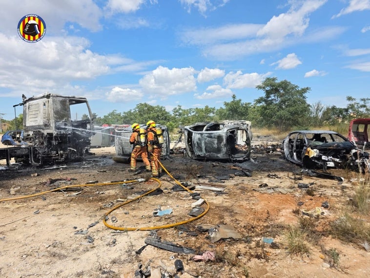 Incendio de cinco vehículos afectados por la dana