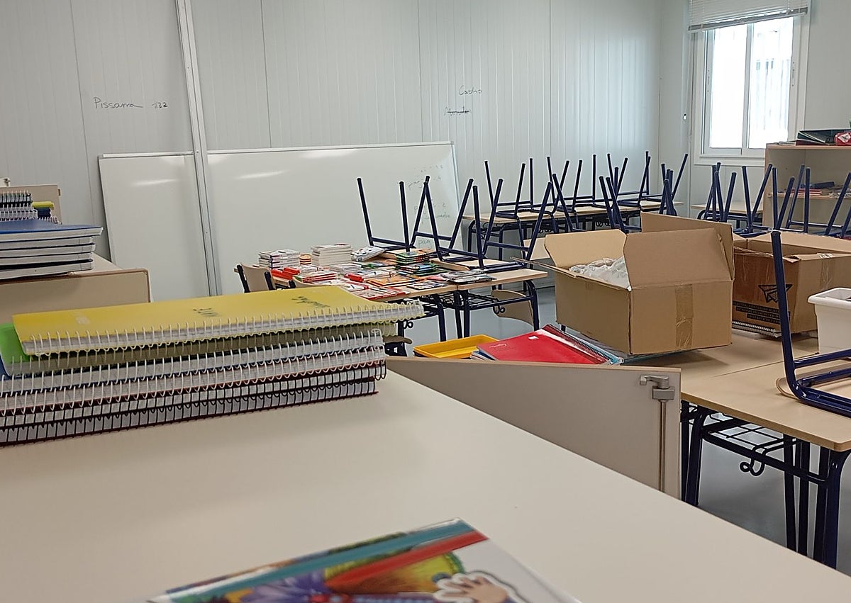 Imagen secundaria 1 - De arriba a abajo: pasillo de los barracones con mobiliario, aula prácticamente equipada y patio de Infantil. Las imágenes se corresponden a última hora de la mañana. 