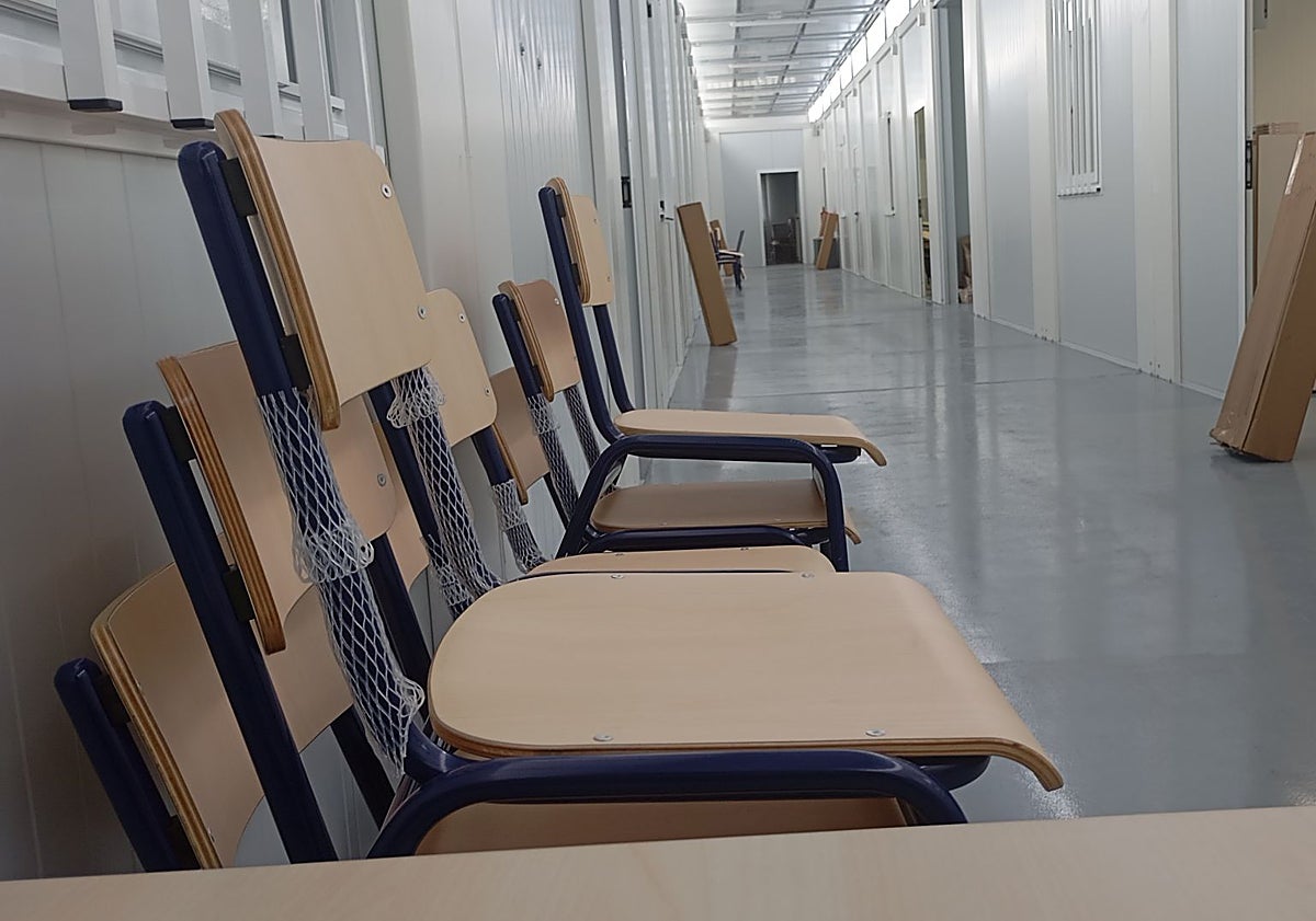 Imagen principal - De arriba a abajo: pasillo de los barracones con mobiliario, aula prácticamente equipada y patio de Infantil. Las imágenes se corresponden a última hora de la mañana. 