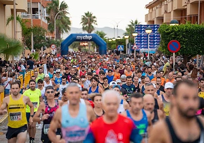 Imágenes de la última edición de la Volta a Peu a la Platja de Tavernes de la Valldigna.