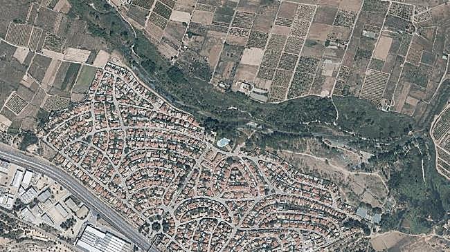 Imagen antes - Comparativa de una imagen aérea del Parque Natural del Turia antes y después de la dana junto a Masía de Tráver.