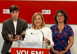 Pilar Bernabé junto a Borja Sanjuan y Rosa Domínguez en la sede del PSPV esta miércoles.
