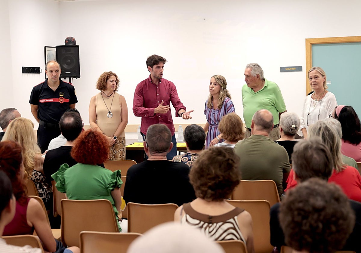 Imagen principal - El concejal de Bmberos, Juan Carlos Caballero, en el curso formativo en la pedanía de La Torre.