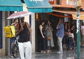 La gente se protege de la lluvia en Valencia.