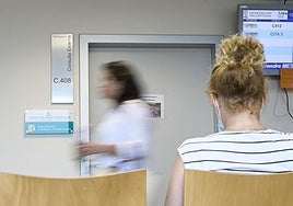 Una mujer, en el hospital de la Fe.