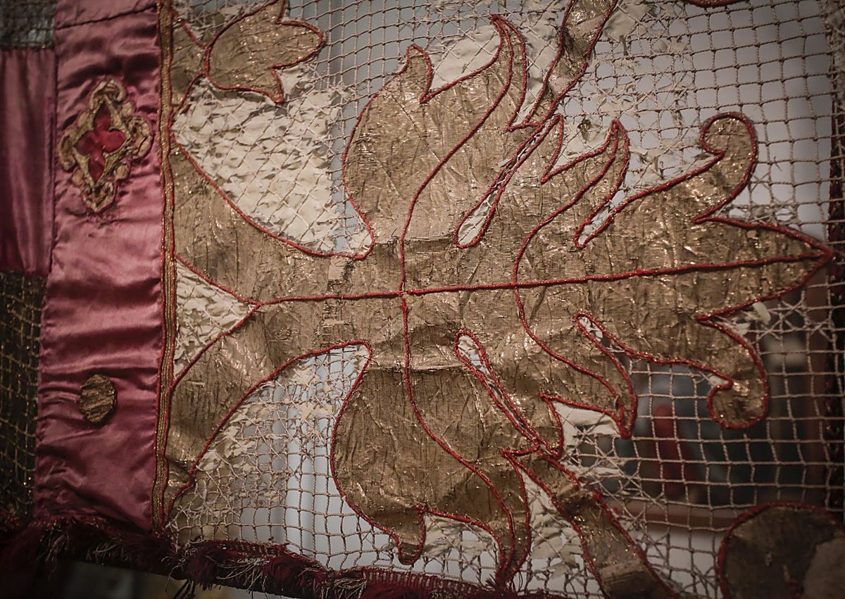 Imagen secundaria 1 - Senyera y detalles de los bordados.