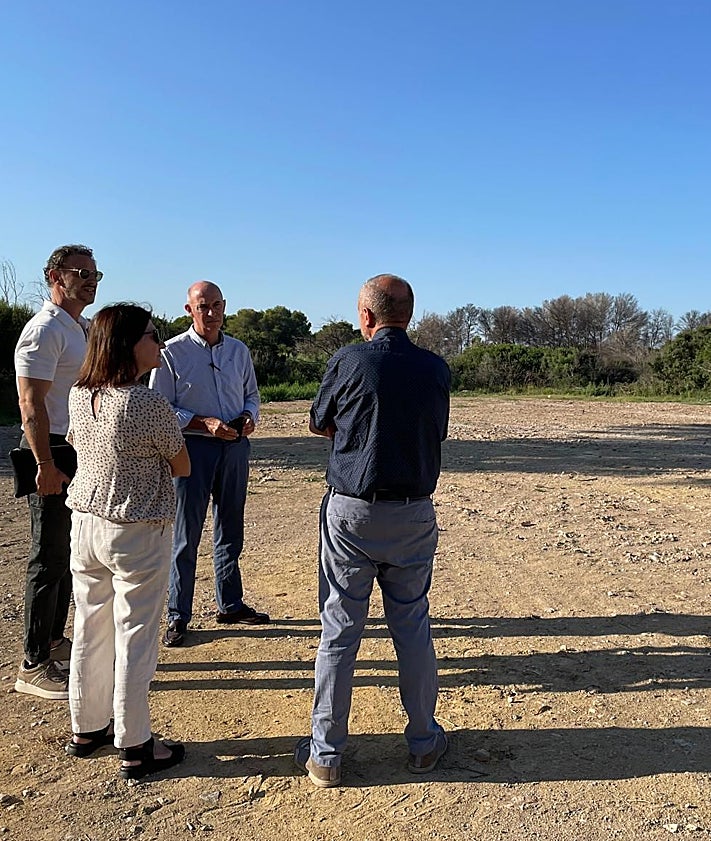 Imagen secundaria 2 - Obras de derribo, edificio antiguo de la Venta de Toros y visita del concejal José Gosálbez.