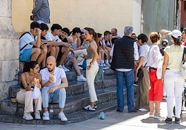 Turistas comiendo junto a la Lonja.